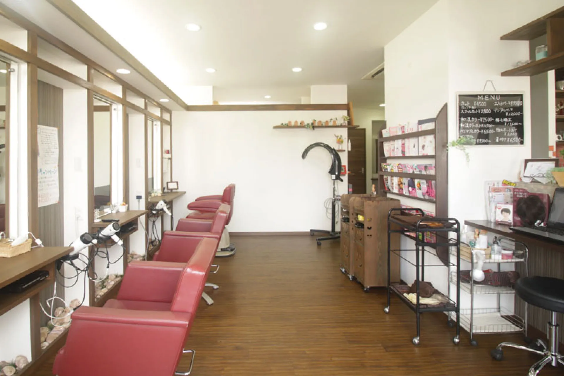 美容室アイビーの店内。セット面が並ぶゆったりとした通路。